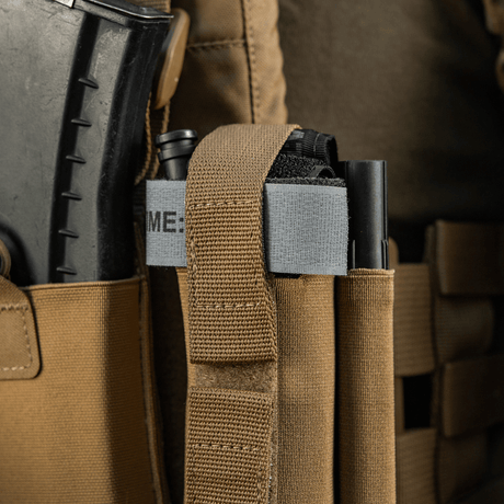 M-Tac Tourniquet Pouch Elastic Gen.5 kiinnitetty taktiseen varustukseen elastisilla nauhoilla ja Velcrolla.