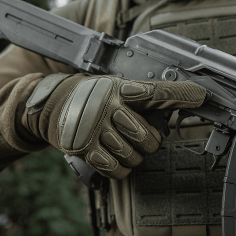 M-Tac Assault Tactical Mk.2 -käsineet pitelevät asetta, iskunvaimentavat insertit ja tarrakiinnitys maksimaaliseen suojaan ja mukavuuteen.