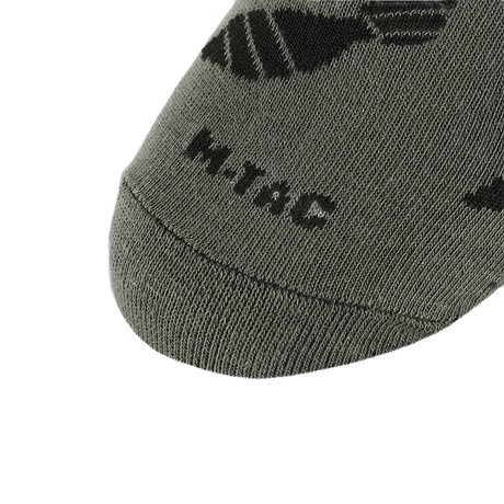 M-Tac Let Sommersokker Morter Bomber, lyhyt sukka kevyestä ja hengittävästä materiaalista, uniikilla Morter Bomber -kuviolla miesten urheiluun ja vapaa-aikaan.