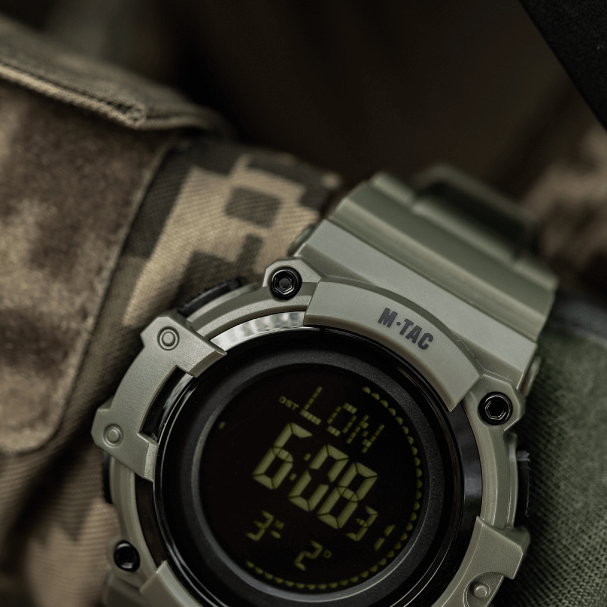 M-Tac Tactical Ur med Kompas 2233 kestävässä muotoilussa LED-taustavaloilla, sopii ulkoiluun ja taktiseen käyttöön.