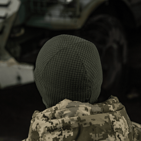 M-Tac Rip-Stop Fleece Hjelmliner nähtynä takaa, lämmin ja kevyt muotoilu, kestävä fleece, sopii viileään säähän, mahtuu kypärän tai hupun alle
