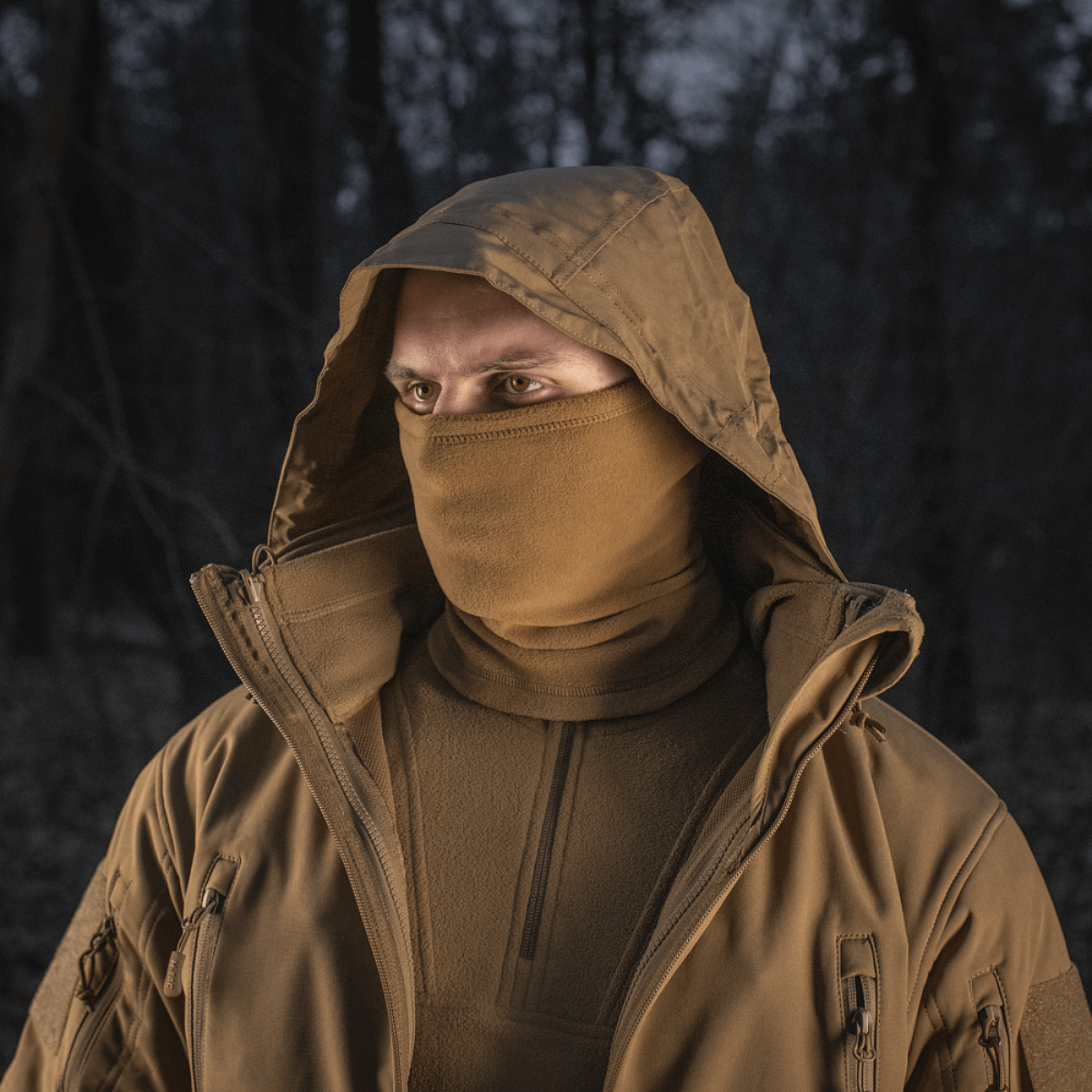 Henkilö käyttää M-Tac Tube Scarf Polartec -huivia kasvomaskina yöllisessä metsässä, suojassa kylmältä ja tuulelta. Sopii ulkoiluun