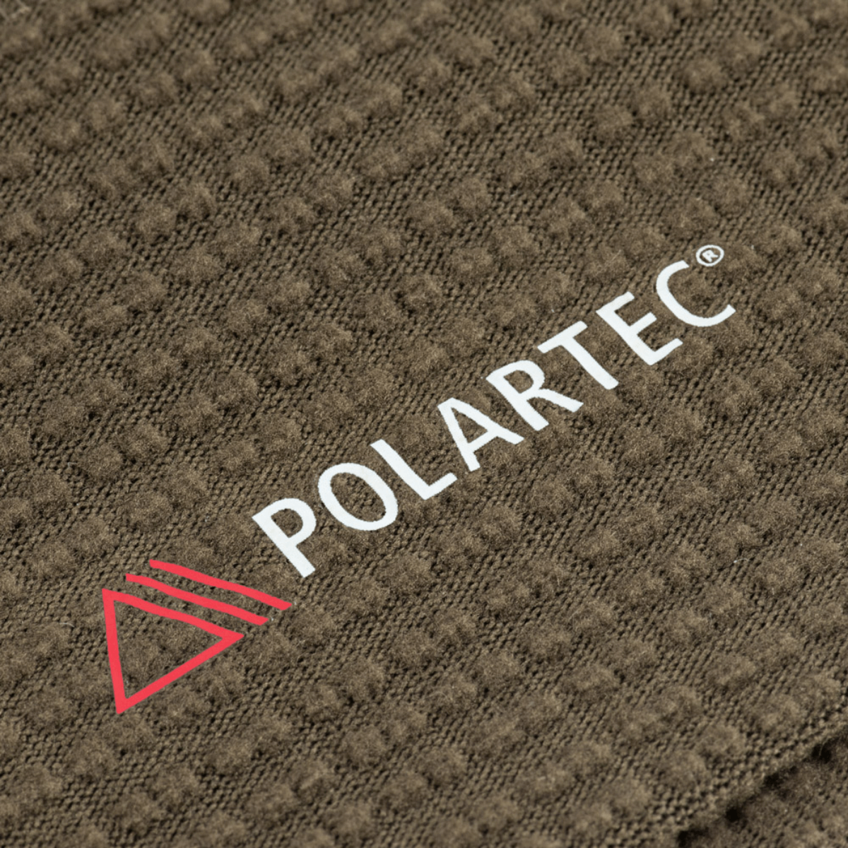 Lähikuva Polartec®-fleecemateriaalista, jota käytetään M-Tac Hjelm Watch Cap Polartecissä, korostaa lämmön ja mukavuuden tuntua viileässä säässä.