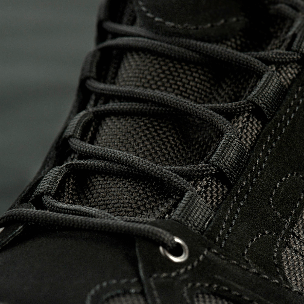 Lähikuva Tactical Sneakers Demi-Season – Kevyt ja mukava, kulutusta kestävät nauhat ja nahkainen päällinen.