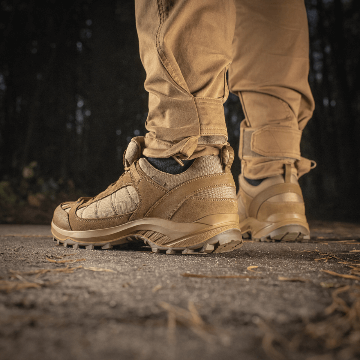M-Tac Tactical Sneakers Demi-Season – Kevyt ja mukava trekkingiin ja ulkoiluun, esitetty takaa luonnollisessa ympäristössä.