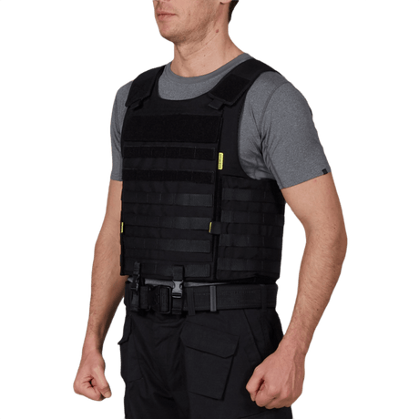 Anorak Tactical I Cover henkilöllä esittelee PALS webbingiä ja ergonomista muotoilua, sopiva poliisi- ja puolustushenkilöstölle.