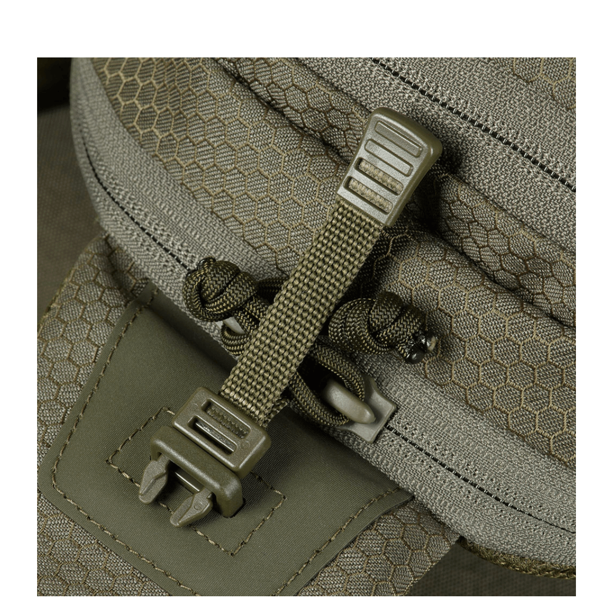 Lähikuva M-Tac Buckler Taske Elite Hex -materiaalista ja vetoketjusta, Hex-Cordura ja MOLLE-järjestelmä.