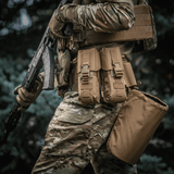 M-Tac kaksoislippastasku Fastex-sulkimella taktiseen käyttöön AR- ja AK-lippapidikkeillä, ihanteellinen sotilas- ja ulkoilukäyttöön