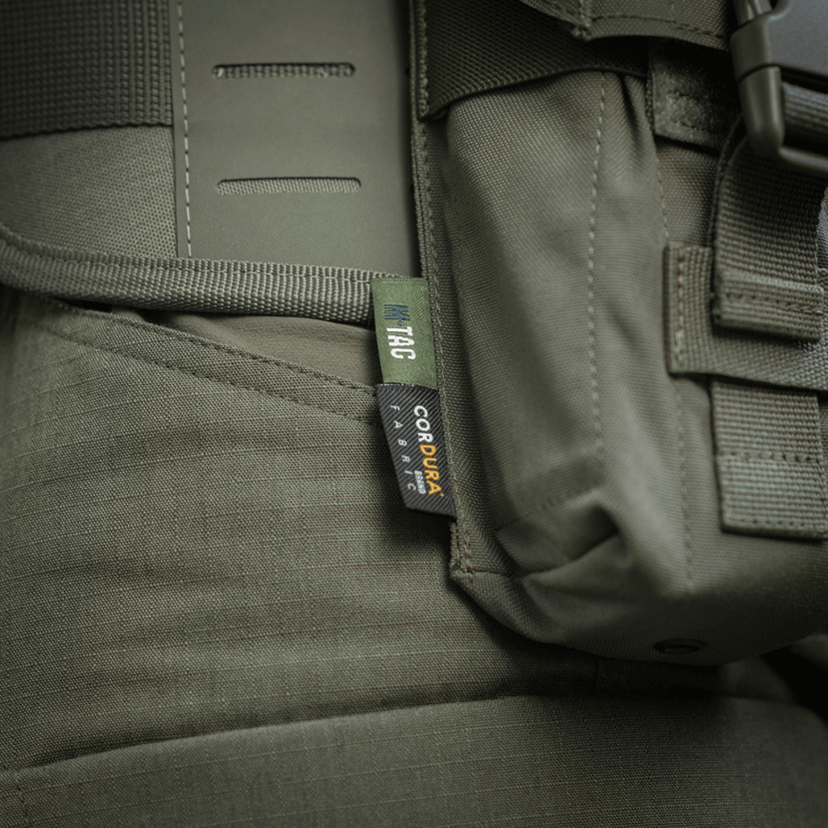 M-Tac kaksiosainen lipastasku Fastex-sululla kestävästä Cordura 500D:stä, sopii sotilas- ja ulkoiluaktiviteetteihin