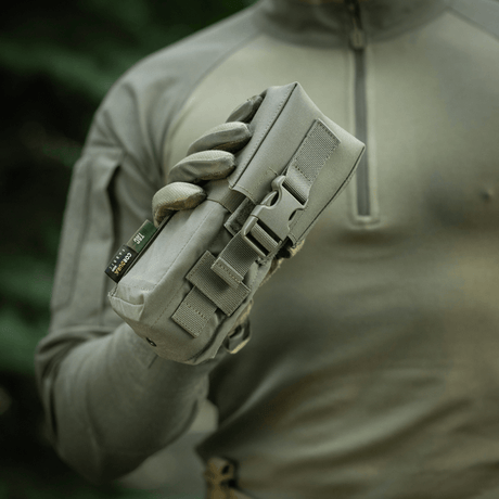 Mies pitää M-Tac kaksiosaista lippastaskua Fastex-lukolla AR- ja AK-lipaille, Cordura 500D, sopii sotilas- ja ulkoilukäyttöön