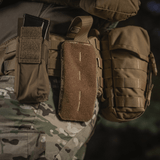 M-Tac Medical Pouch Rip Off kiinnitettynä MOLLE Velcro -paneeleihin nopeaa pääsyä lääkintätarvikkeisiin varten.