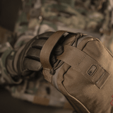 M-Tac Medical Pouch Rip Off kiinnitetty MOLLE Velcro -paneeliin, suunniteltu nopeaan irrotukseen, vahva vetoketju lääkinnälliseen säilytykseen.