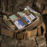 M-Tac Medical Pouch Rip Off kiinnitetty MOLLE Velcro -paneeleihin ensiapupakkauksen kanssa.