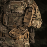 M-Tac Medical Pouch Rip Off kiinnitetty MOLLE Velcro -paneeleihin nopeaa ensiapukäyttöä varten, vahva vetoketju turvallista säilytystä varten.