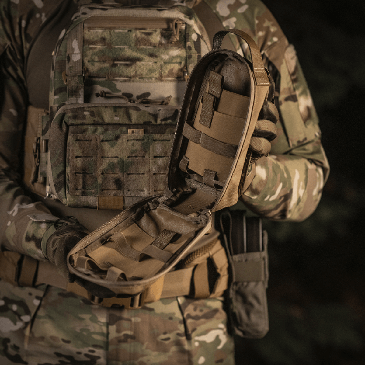 M-Tac Medical Pouch Rip Off kiinnitetty MOLLE Velcro -paneeleihin nopeaa ensiapukäyttöä varten, vahva vetoketju turvallista säilytystä varten.