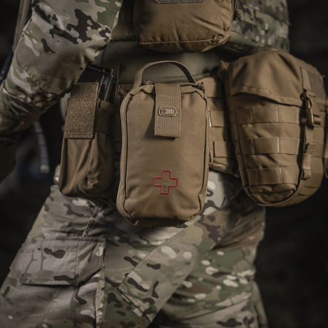M-Tac Medical Pouch Rip Off kiinnitetty maastopukuun, valmis ensiapuun kentällä.