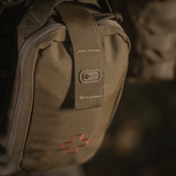 M-Tac Medical Pouch Rip Off kiinnitetty MOLLE Velcro -paneeliin; ensiapupakkaus laukun kestävään pääosioon vetoketjulla.