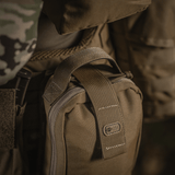 M-Tac Medical Pouch Rip Off kiinnitetty MOLLE-paneeleihin helppoa pääsyä ensiapuvälineisiin varten.