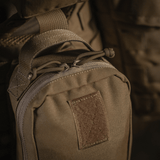 M-Tac Medical Pouch Rip Off kiinnitetty MOLLE Velcro -paneeleihin nopeaa ensiapukäyttöä varten.