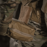 M-Tac Medical Pouch Rip Off kiinnitetty MOLLE-paneeleihin nopeaa pääsyä ensiapuvälineisiin, esitetty vetoketjudetailin kanssa.
