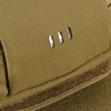 Yksityiskohta M-Tac Medical Pouch Rip Offista kestävästä kankaasta ja Velcrosta. Sopii ensiapuvälineille, yhteensopiva MOLLE-järjestelmien kanssa.