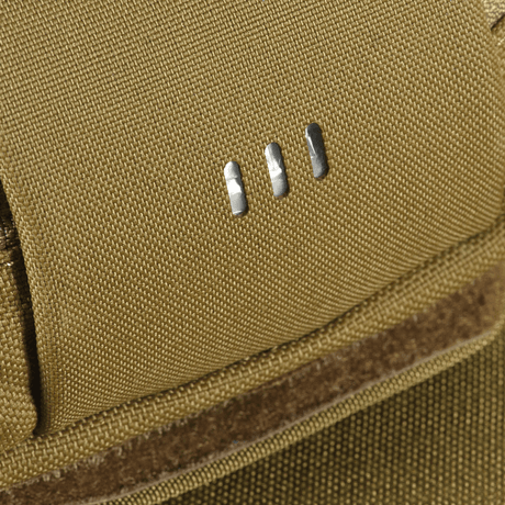 Yksityiskohta M-Tac Medical Pouch Rip Offista kestävästä kankaasta ja Velcrosta. Sopii ensiapuvälineille, yhteensopiva MOLLE-järjestelmien kanssa.