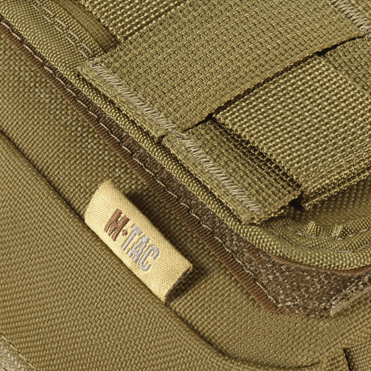 M-Tac Medical Pouch Rip Off kiinnitettynä MOLLE Velcro -paneeleihin nopeaa käyttöä varten, vahva vetoketjusuljin, modulaarinen muotoilu ensiapuvälineiden säilytykseen.