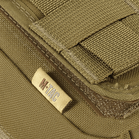M-Tac Medical Pouch Rip Off kiinnitettynä MOLLE Velcro -paneeleihin nopeaa käyttöä varten, vahva vetoketjusuljin, modulaarinen muotoilu ensiapuvälineiden säilytykseen.