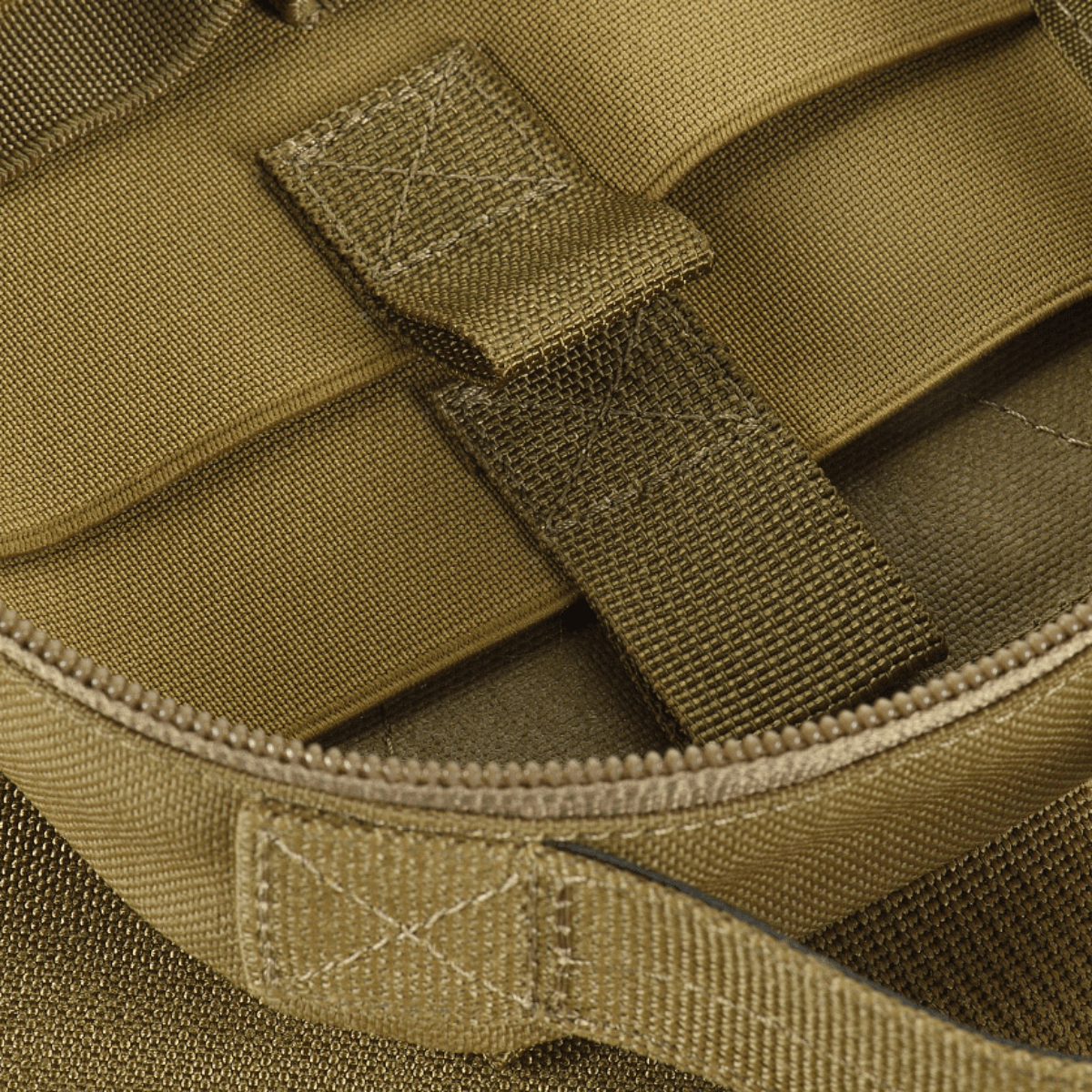 Lähikuva M-Tac Medical Pouch Rip Offista, näyttää laukun vahvan vetoketjun ja modulaarisen muotoilun ensiapuvälineille.