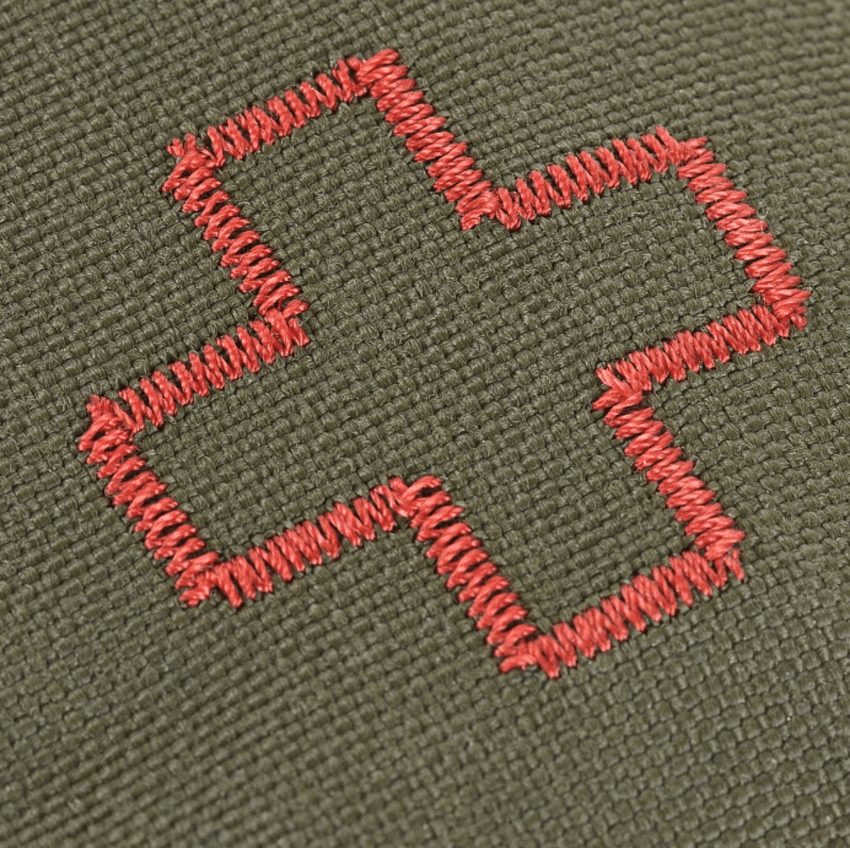 Lähikuva M-Tac Medical Pouch Rip Offista punaisella ristikirjailulla, ihanteellinen ensiapusäilytykseen.