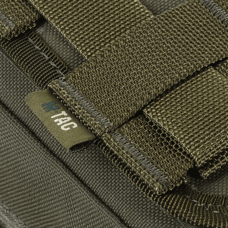 Lähikuva M-Tac Medical Pouch Rip Offista kiinnitettynä MOLLE Velcro -paneeliin, näyttää laukun kestävän materiaalin.