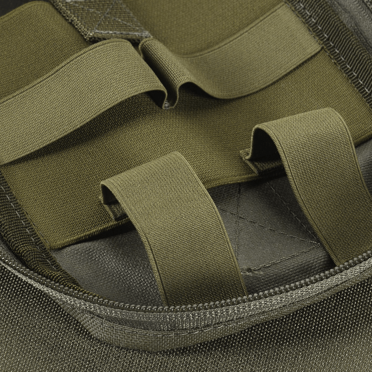 Lähikuva M-Tac Medical Pouch Rip Offista joustavilla remmeillä lääkintätarvikkeiden turvalliseen säilytykseen.