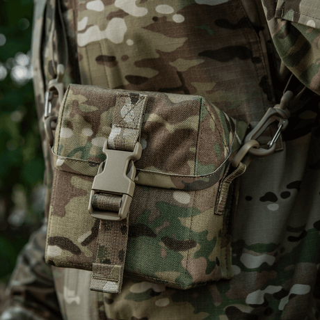 M-Tac-laukku PVS-14 maastokuvioituna pimeänäkölaitteiden ja varusteiden turvalliseen säilytykseen, Fastex-soljella ja joustavilla remmeillä.