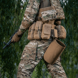 Taktinen varustus sotilaalla, M-Tac War Belt ARMOR MOLLE-webbingillä ja Cordura 500D -materiaalilla yksilöllisiin taistelutarpeisiin.