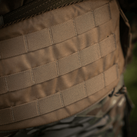 Lähikuva M-Tac War Belt ARMORista, MOLLE-webbing ja kestävä Cordura 500D -materiaali taktisiin tehtäviin.