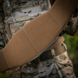 M-Tac War Belt ARMOR käytössä, yksityiskohta Cordura 500D:stä ja MIL-SPEC MOLLE-webbingistä taktillisessa vyössä.