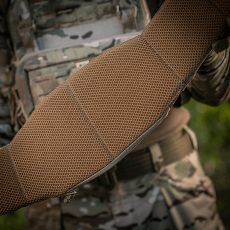 M-Tac War Belt ARMOR käytössä, yksityiskohta Cordura 500D:stä ja MIL-SPEC MOLLE-webbingistä taktillisessa vyössä.