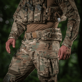 M-Tac War Belt ARMOR taktinen vyö käytössä maastovaatetuksen kanssa MOLLE-webbingillä taistelutehtäviin.