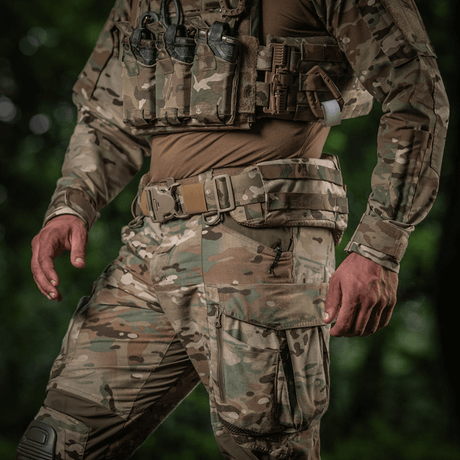 M-Tac War Belt ARMOR taktinen vyö käytössä maastovaatetuksen kanssa MOLLE-webbingillä taistelutehtäviin.