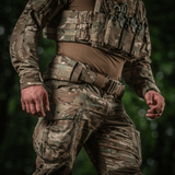 Sotilas pukeutuneena M-Tac War Belt ARMORiin MOLLE-webbingillä ja tukeva suljin, soveltuu taktiseen käyttöön taistelutilanteissa.