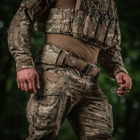 Sotilas pukeutuneena M-Tac War Belt ARMORiin MOLLE-webbingillä ja tukeva suljin, soveltuu taktiseen käyttöön taistelutilanteissa.