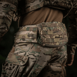 Taktinen M-Tac War Belt ARMOR maastokuvionsa ja MOLLE-järjestelmänsä kanssa käytössä taisteluharjoituksissa metsässä.