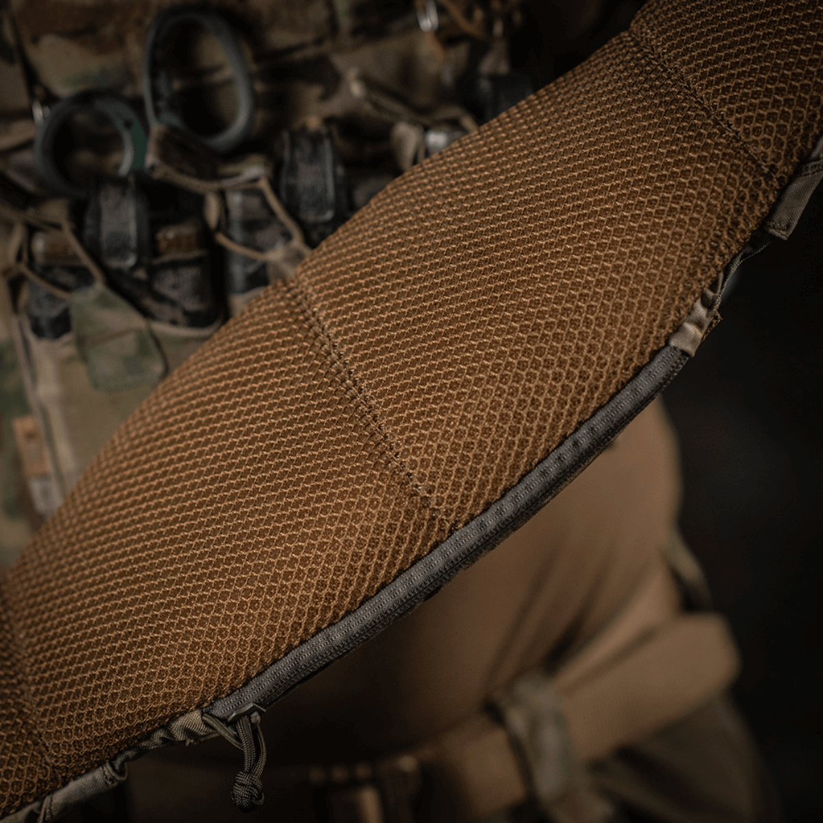 Lähikuva M-Tac War Belt ARMORista kestävästä Cordura 500D:stä ja MIL-SPEC MOLLE-webbingistä.