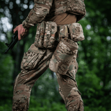 Taktinen operaattori M-Tac War Belt ARMORilla, varustettuna MOLLE-järjestelmällä ja Cordura 500D:llä varusteiden mukautukseen.