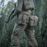 Taktista varustusta M-Tac War Belt ARMOR -vyöllä, jossa MOLLE-webbing taistelutehtäviin luonnossa.