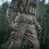 M-Tac War Belt ARMOR -taktinen vyö MOLLE-webbingillä, suunniteltu nykyaikaisiin taistelutehtäviin. Cordura 500D, vyön käyttö esillä.