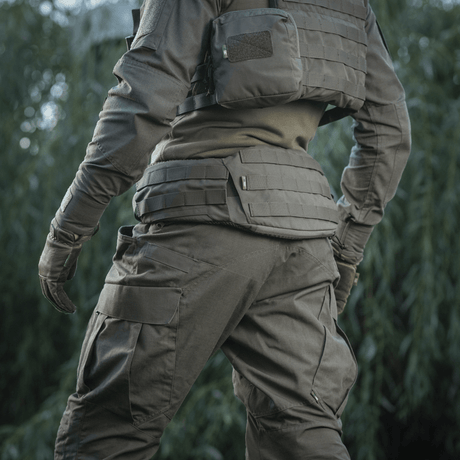 M-Tac War Belt ARMOR käytössä taktisen asiantuntijan päällä ulkona, näyttää MOLLE-webbingin varusteiden kiinnitykseen.