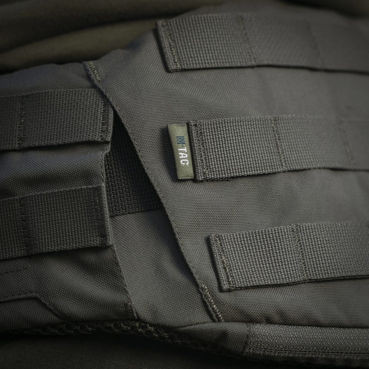 Yksityiskohta M-Tac War Belt ARMORista kestävässä Cordura 500D:ssä ja MOLLE-webbingillä taktiseen käyttöön.