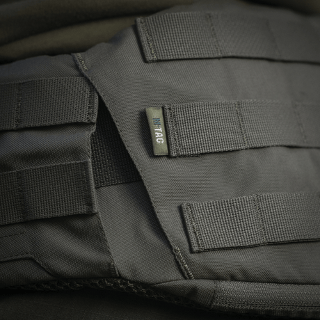 Yksityiskohta M-Tac War Belt ARMORista kestävässä Cordura 500D:ssä ja MOLLE-webbingillä taktiseen käyttöön.