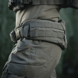 M-Tac War Belt ARMOR käytössä, näyttää kestävän Cordura 500D:n ja MOLLE-webbingin varusteiden kiinnitystä, soveltuu nykyaikaisiin taistelutehtäviin.